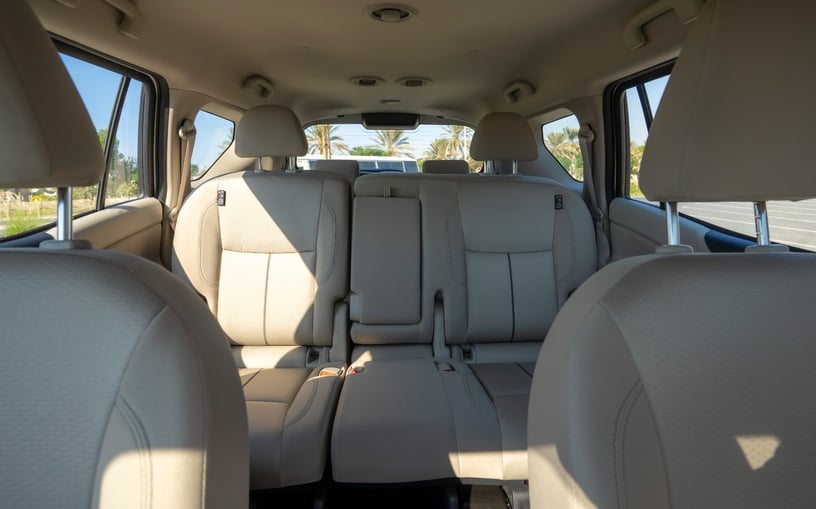 Nissan Pathfinder (Perla blanca), 2025 para alquiler en Abu Dhabi