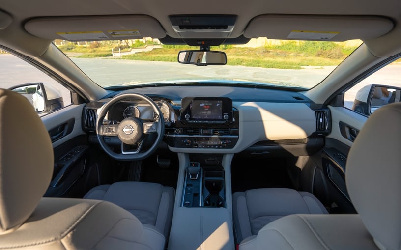 Nissan Pathfinder (Perla blanca), 2025 para alquiler en Abu Dhabi