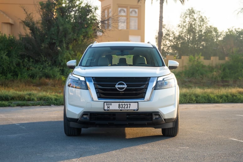 Nissan Pathfinder (Perlweiss), 2025  zur Miete in Sharjah