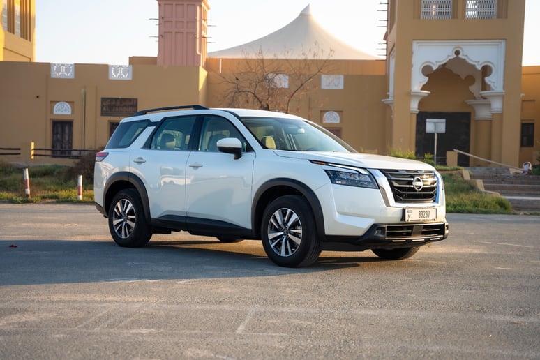 Nissan Pathfinder (Perlweiss), 2025  zur Miete in Sharjah