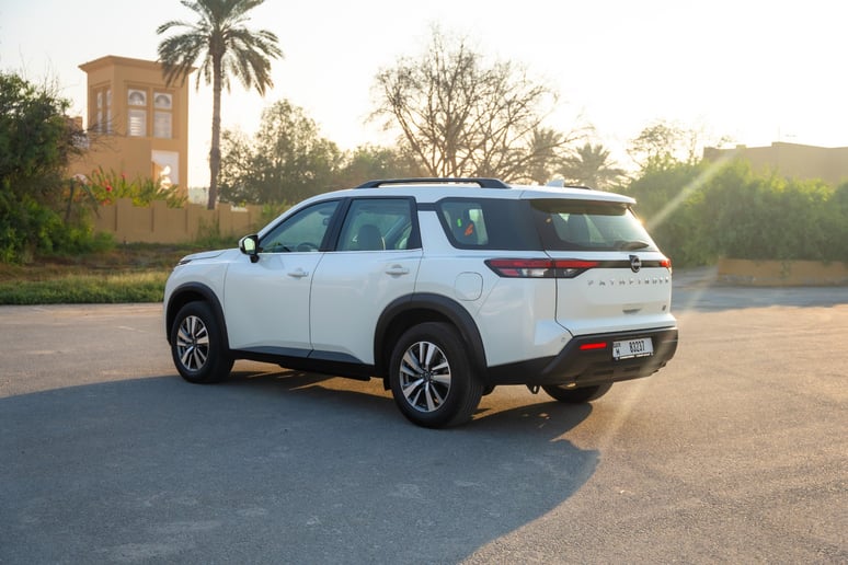 Nissan Pathfinder (Perlweiss), 2025  zur Miete in Sharjah