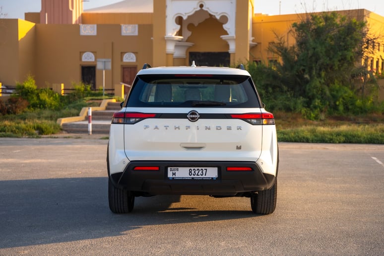 Nissan Pathfinder (Perlweiss), 2025  zur Miete in Sharjah