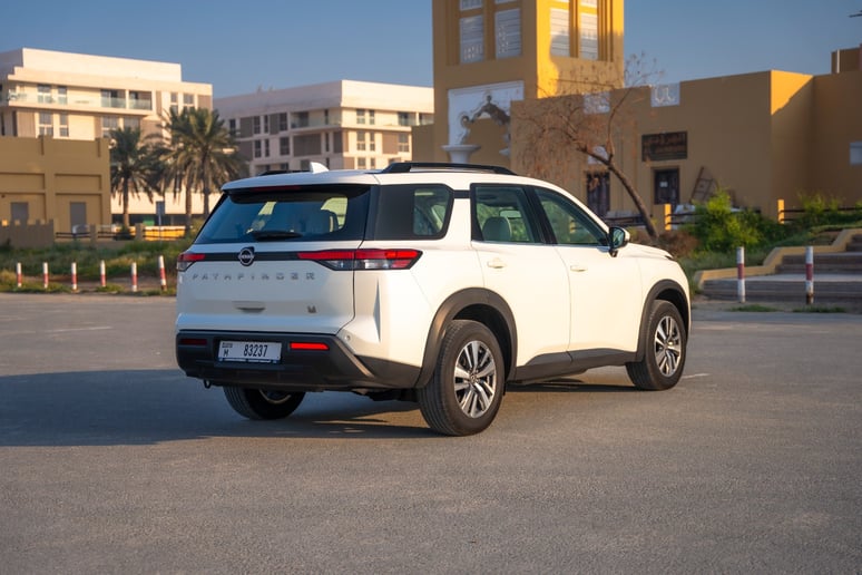 Nissan Pathfinder (Perlweiss), 2025  zur Miete in Sharjah
