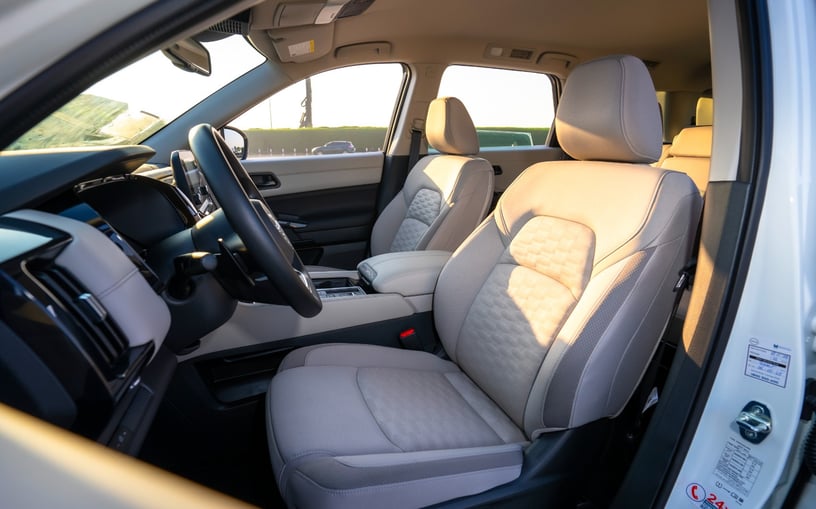 Nissan Pathfinder (Perlweiss), 2025  zur Miete in Sharjah