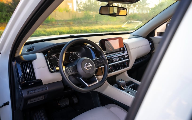 Nissan Pathfinder (Perlweiss), 2025  zur Miete in Sharjah