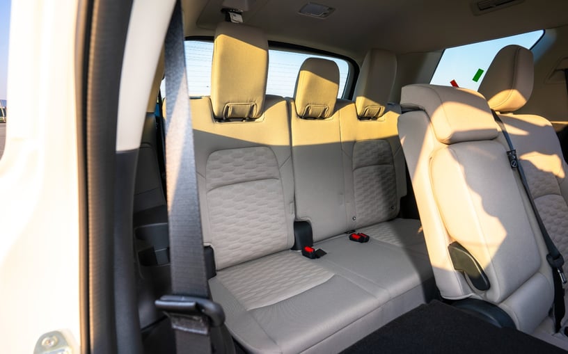 Nissan Pathfinder (Perlweiss), 2025  zur Miete in Sharjah