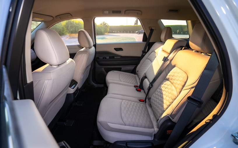 Nissan Pathfinder (Perlweiss), 2025  zur Miete in Sharjah