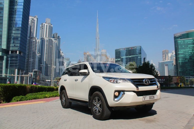 Toyota Fortuner (Жемчужно-белый), 2020 для аренды в Дубай
