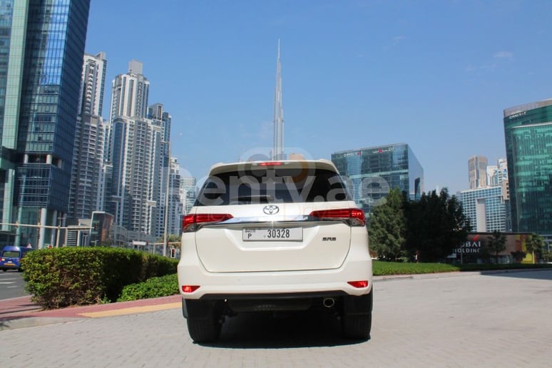 Toyota Fortuner (Жемчужно-белый), 2020 для аренды в Дубай