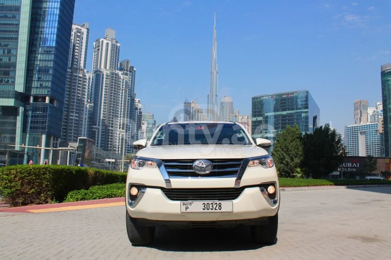 Toyota Fortuner (Жемчужно-белый), 2020 для аренды в Дубай