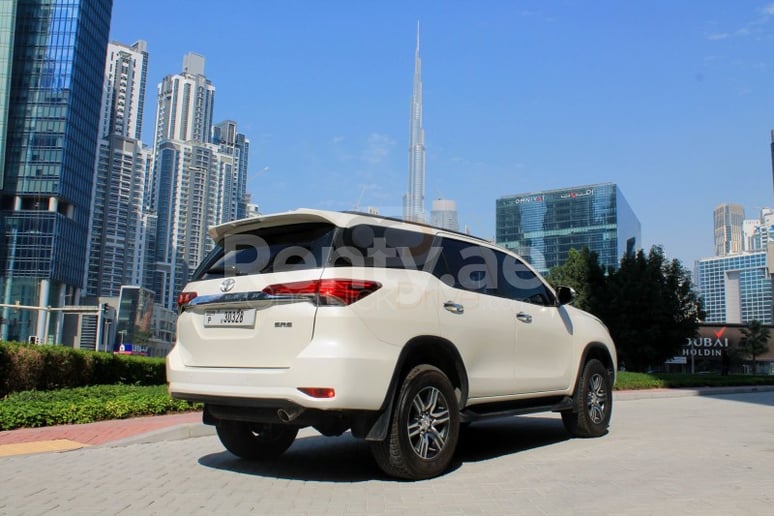 Toyota Fortuner (Жемчужно-белый), 2020 для аренды в Дубай