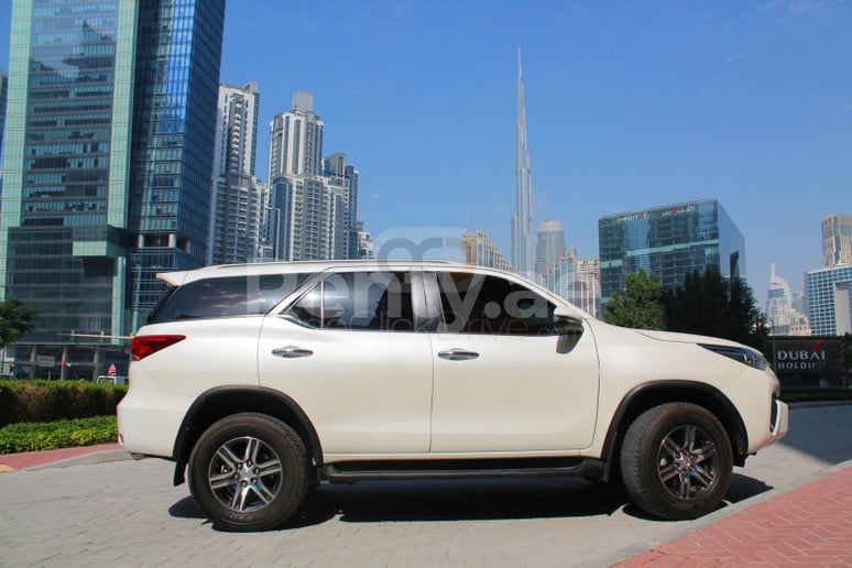 Toyota Fortuner (Жемчужно-белый), 2020 для аренды в Дубай