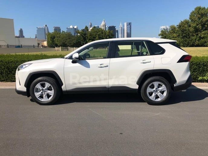 إيجار تويوتا RAV4 (لؤلؤة وايت), 2020 في دبي