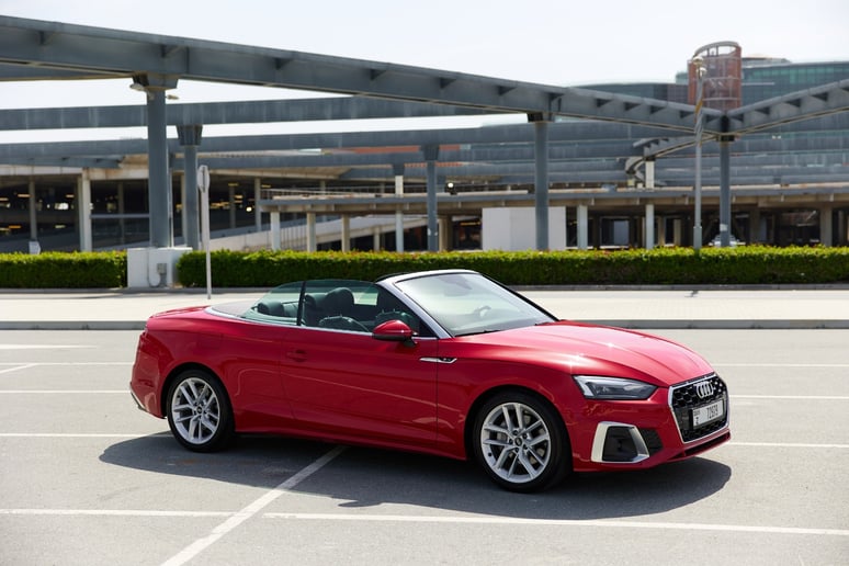 Audi A5 Cabrio (Rood), 2022 te huur in Sharjah