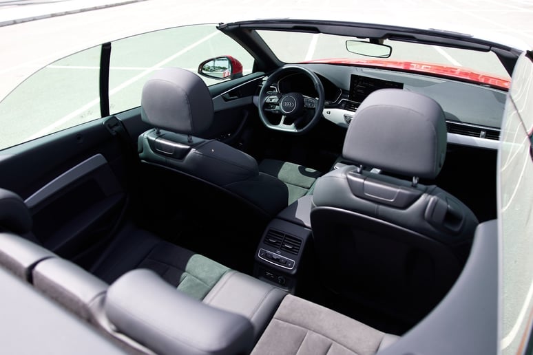 Audi A5 Cabrio (Rood), 2022 te huur in Sharjah