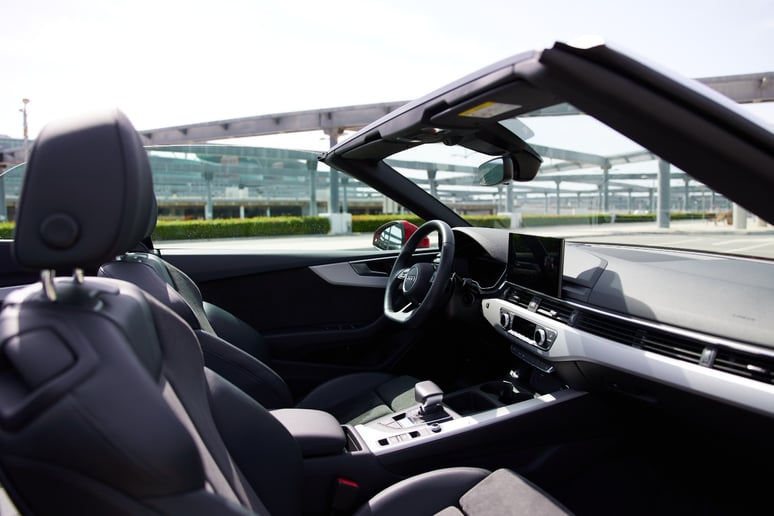 Audi A5 Cabrio (Rood), 2022 te huur in Sharjah