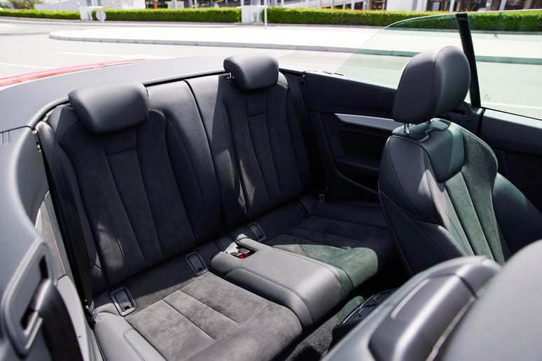 Audi A5 Cabrio (Rood), 2022 te huur in Sharjah