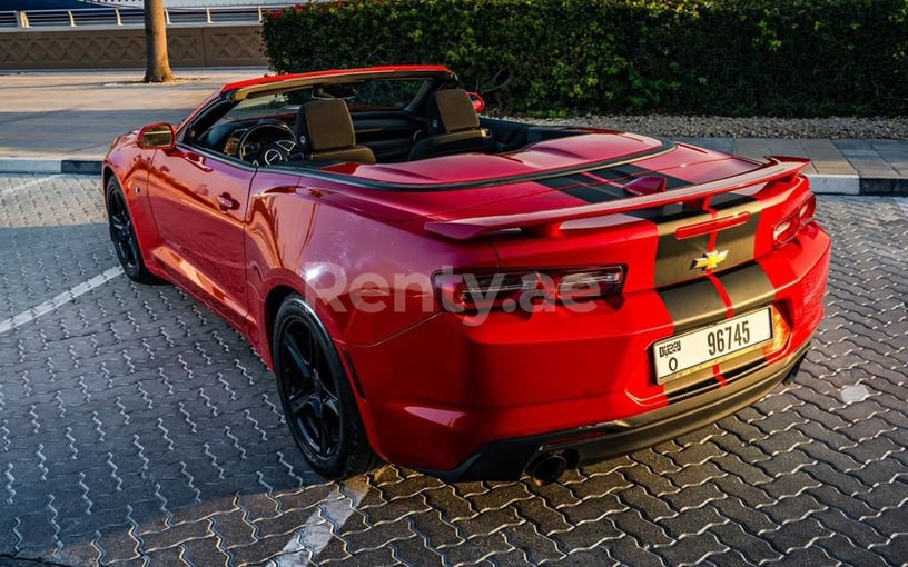 Chevrolet Camaro Cabrio (rojo), 2019 para alquiler en Dub&aacute;i