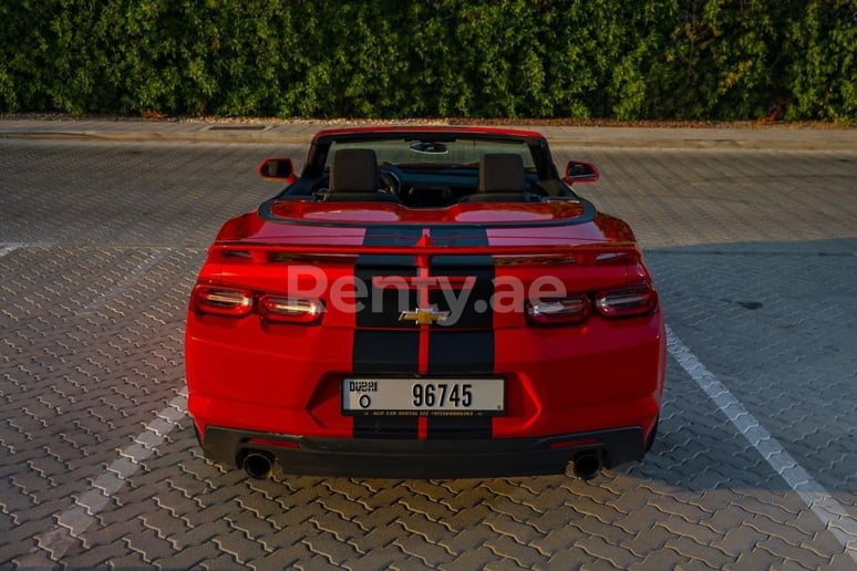 Chevrolet Camaro Cabrio (rojo), 2019 para alquiler en Dub&aacute;i