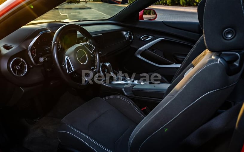 Chevrolet Camaro Cabrio (rojo), 2019 para alquiler en Dub&aacute;i