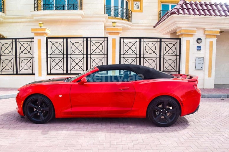 Chevrolet Camaro cabrio (Rood), 2018 te huur in Dubai