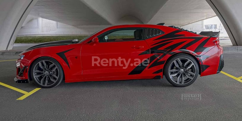 Chevrolet Camaro (rojo), 2020 para alquiler en Dub&aacute;i