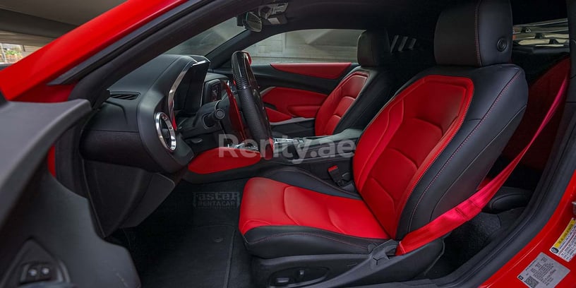 Chevrolet Camaro (rojo), 2020 para alquiler en Dub&aacute;i