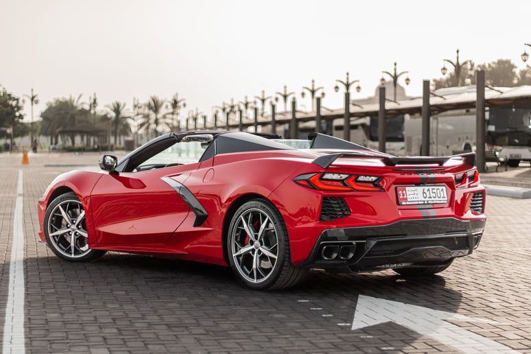 Chevrolet Corvette C8 Spyder (rojo), 2023 para alquiler en Abu Dhabi