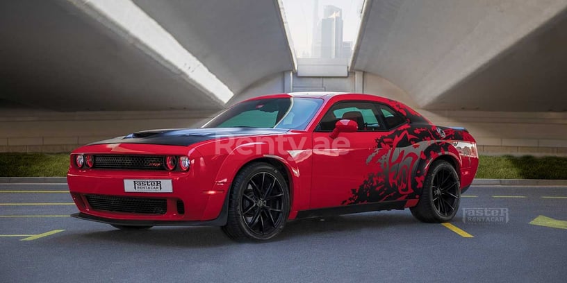 Dodge Challenger (rojo), 2018 para alquiler en Dub&aacute;i