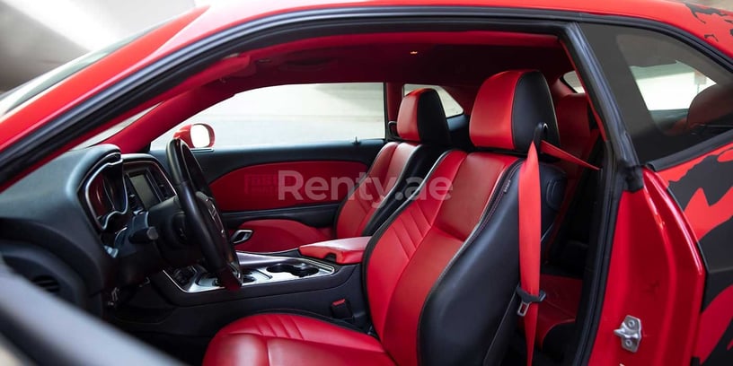 Dodge Challenger (rojo), 2018 para alquiler en Dub&aacute;i
