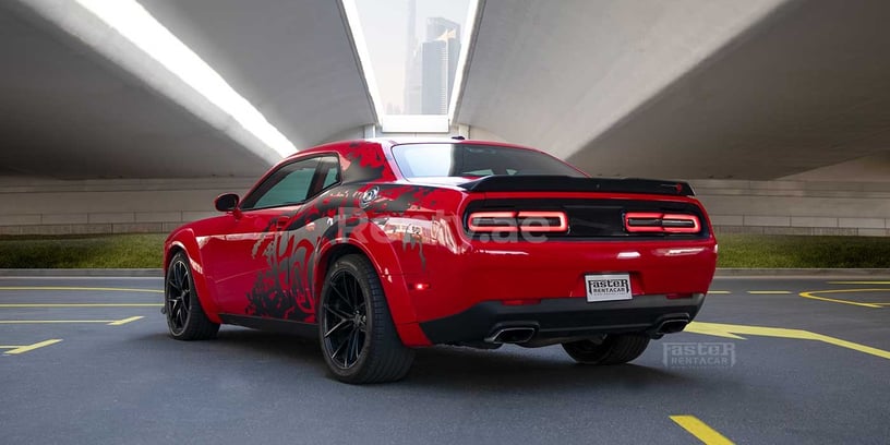 Dodge Challenger (rojo), 2018 para alquiler en Dub&aacute;i
