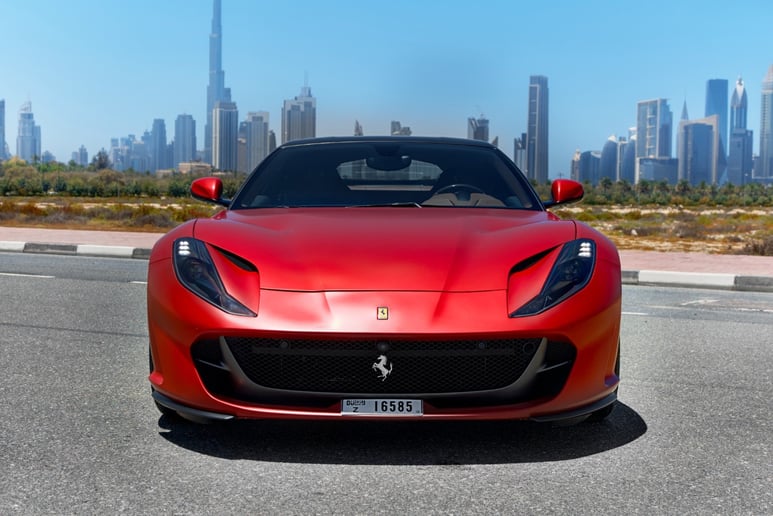 Ferrari 812 Superfast (Rot), 2019  zur Miete in Sharjah