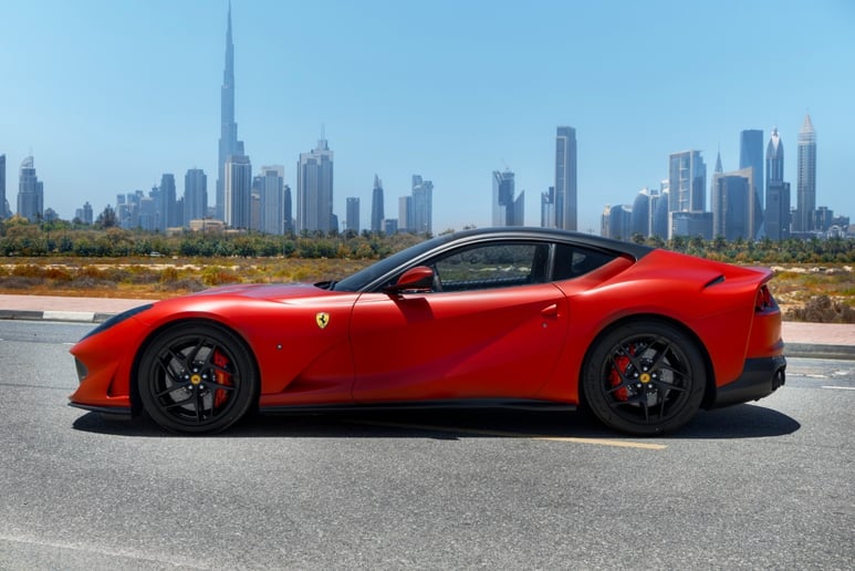 Ferrari 812 Superfast (Rot), 2019  zur Miete in Sharjah
