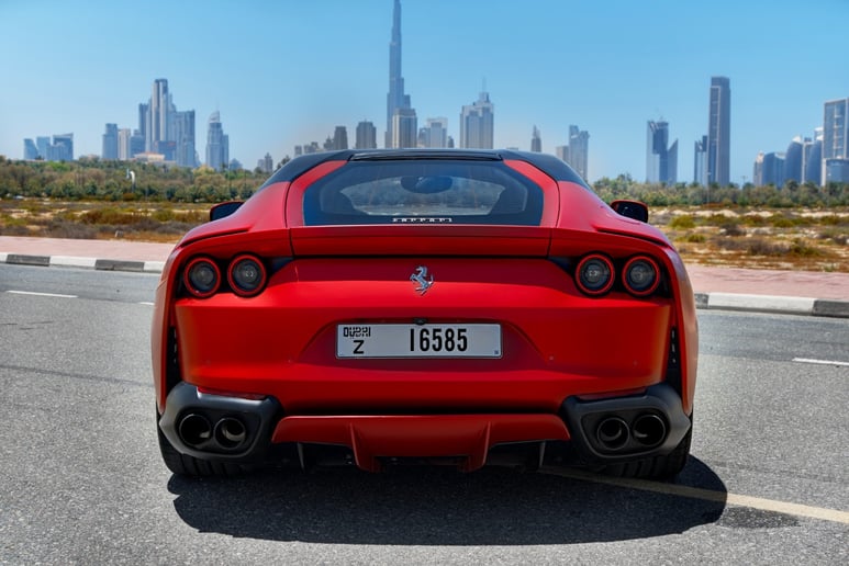 Ferrari 812 Superfast (Rot), 2019  zur Miete in Sharjah