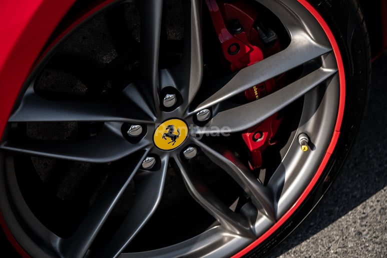 Dubai'de kiralık Ferrari 488 GTB (Kırmızı), 2018
