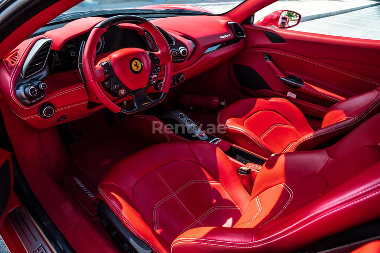 Dubai'de kiralık Ferrari 488 GTB (Kırmızı), 2018