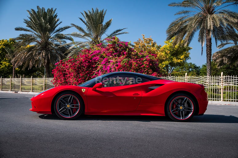 Dubai'de kiralık Ferrari 488 GTB (Kırmızı), 2018