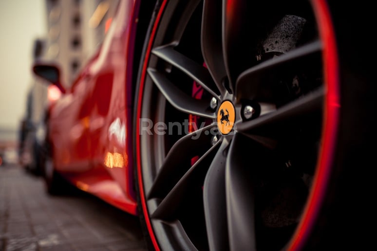 Dubai'de kiralık Ferrari 488 GTB (Kırmızı), 2019