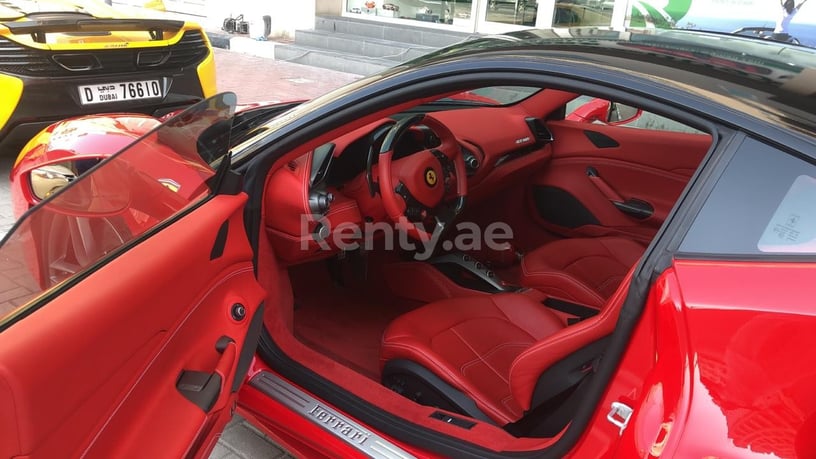 Dubai'de kiralık Ferrari 488 GTB (Kırmızı), 2019