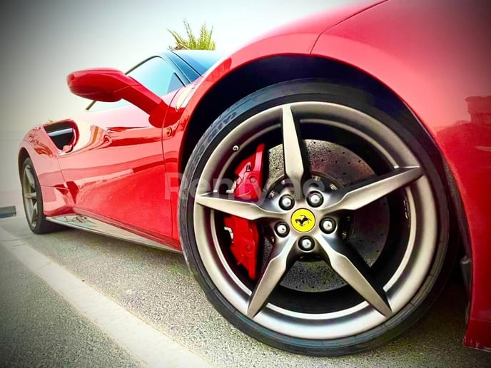 Res&uuml;'l-Hayme'de kiralık Ferrari 488 GTB (Kırmızı), 2018