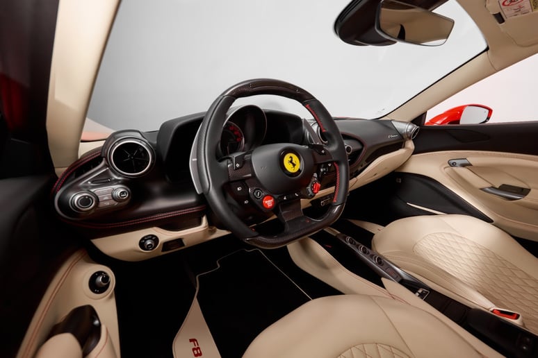 إيجار Ferrari F8 Tributo Spyder (أحمر), 2021 في دبي 6