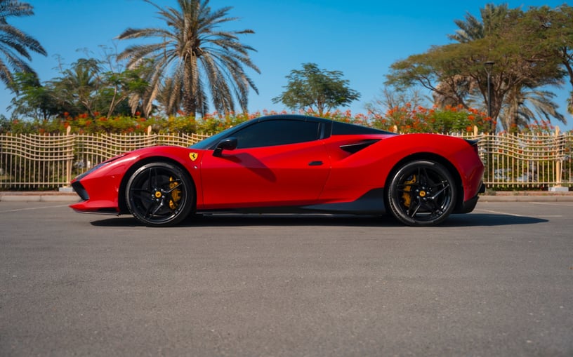 Ferrari F8 Tributo Spider (Rood), 2022 te huur in Abu Dhabi