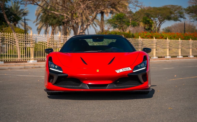 Ferrari F8 Tributo Spider (Rood), 2022 te huur in Abu Dhabi