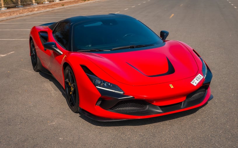 Ferrari F8 Tributo Spider (Rood), 2022 te huur in Abu Dhabi
