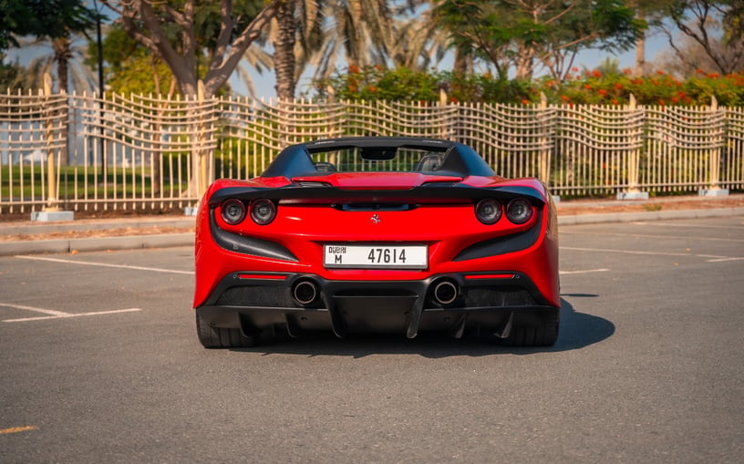 Ferrari F8 Tributo Spider (Rood), 2022 te huur in Abu Dhabi