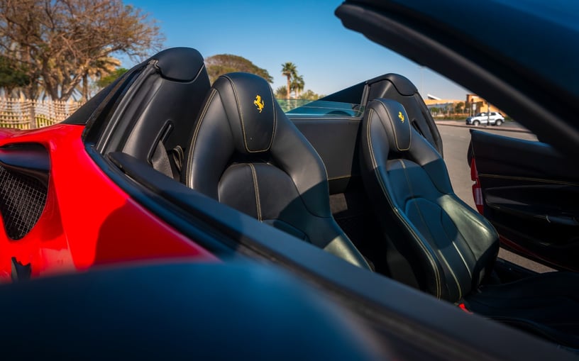 Ferrari F8 Tributo Spider (Rood), 2022 te huur in Abu Dhabi