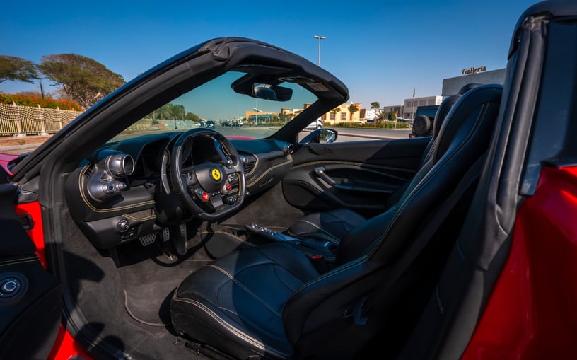 Ferrari F8 Tributo Spider (Rood), 2022 te huur in Abu Dhabi