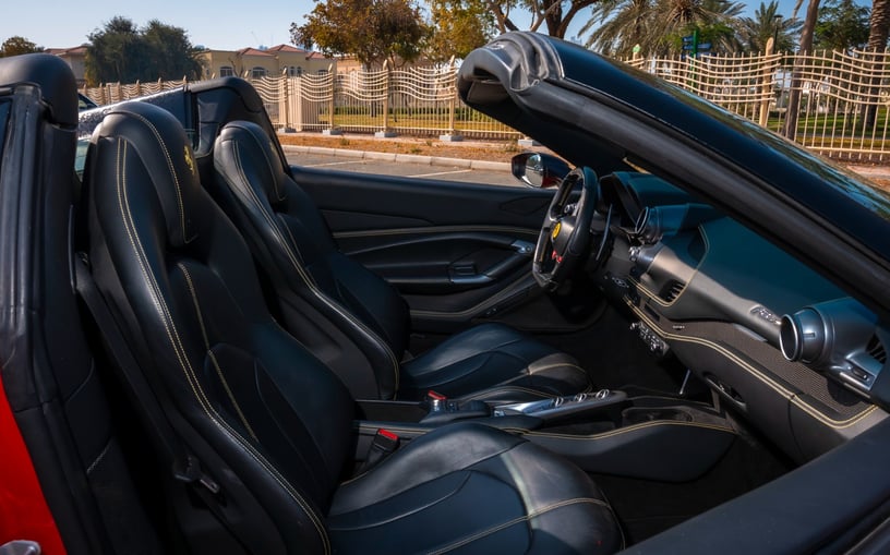 Ferrari F8 Tributo Spider (Rood), 2022 te huur in Abu Dhabi