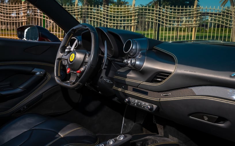Ferrari F8 Tributo Spider (Rood), 2022 te huur in Abu Dhabi