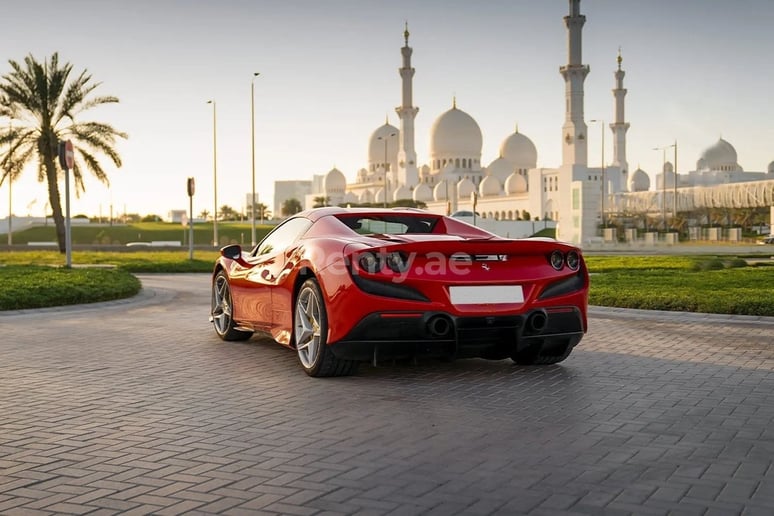 إيجار فيراري F8 تريبوتو سبايدر (أحمر), 2022 في دبي